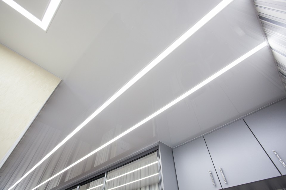 Заказать световые потолки с линией света в г. Кувшиново